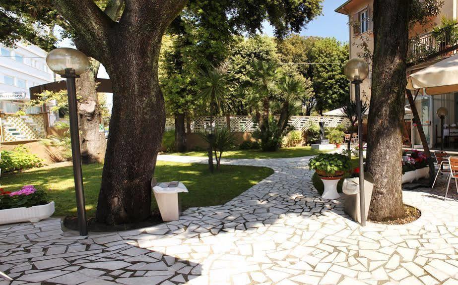 Hotel Roma Marina di Massa Esterno foto